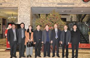 鄺遠平（右三）與原洛陽市長劉典立（右四）及河南省工行領(lǐng)導(dǎo)合影